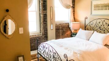 Een bureau, verduisterende gordijnen, een strijkplank/strijkijzer