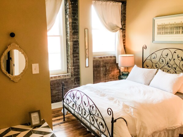 Escritorio, cortinas blackout y tabla de planchar con plancha 