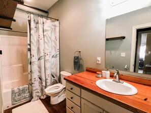 Tina, secadora de cabello, toallas, jabón 