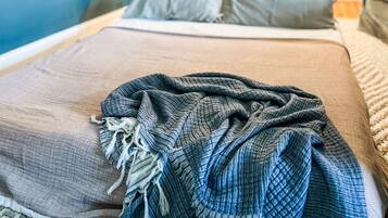 Een bureau, verduisterende gordijnen, een strijkplank/strijkijzer