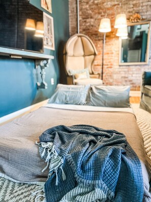 Escritorio, cortinas blackout y tabla de planchar con plancha 