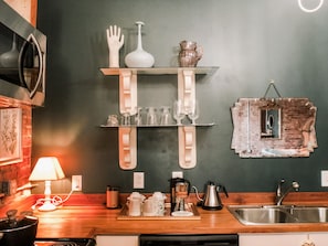 Réfrigérateur, four à micro-ondes, un four, surface de cuisson
