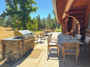 Outdoor dining - Quail Meadows Ranch Home, 32+ acres of land, spectacular views (Fiddletown)
