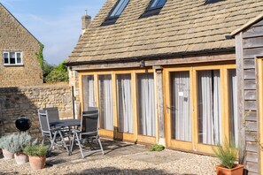 Outdoor dining - One Bedroom Dog Friendly Cotswold Holiday Cottage - The Cottage at Robins Roost (Little Rissington, near Bourton-on-the-Water)