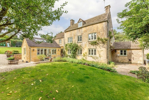 Spacious pet friendly property in the Cotswolds - Laurel Tree Cottage