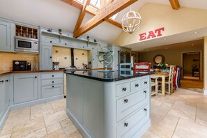 Fridge, microwave, oven, stovetop - Spacious pet friendly property in the Cotswolds - Laurel Tree Cottage (Guiting Power)