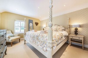 6 bedrooms, desk, iron/ironing board, travel cot