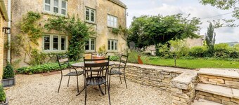 Spacious pet friendly property in the Cotswolds - Laurel Tree Cottage