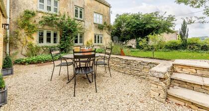 Spacious pet friendly property in the Cotswolds - Laurel Tree Cottage