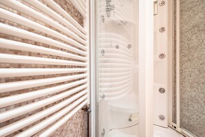 Bruser, hårtørrer, bidet, håndklæder