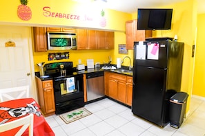 Réfrigérateur, four à micro-ondes, un four, surface de cuisson