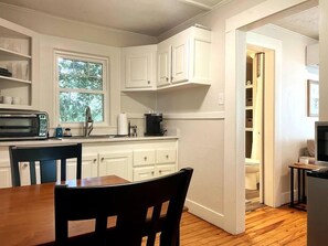 Refrigerador, microondas, cafetera y tetera y tostadora 