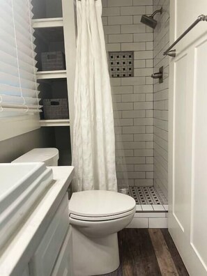 Shower, towels, shampoo - Fresh & Comfy Studio Apartment w/ Kitchenette (Mobile)