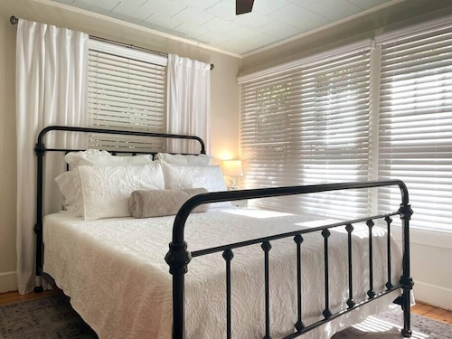 Fresh & Comfy Studio Apartment w/ Kitchenette