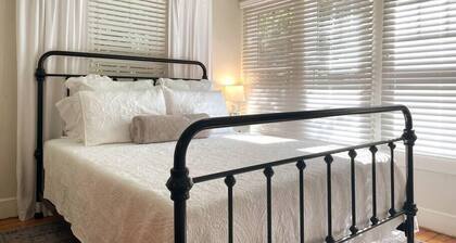 Fresh & Comfy Studio Apartment w/ Kitchenette