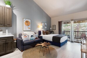 Iron/ironing board, Internet, bed sheets - Lovely studio in the heart of town with pool/hot tub on-site, WiFi & deck (Park City)