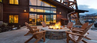 Lovely studio in the heart of town with pool/hot tub on-site, WiFi & deck