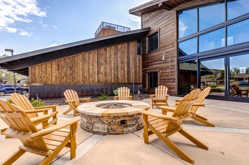 Lovely studio in the heart of town with pool/hot tub on-site, WiFi & deck