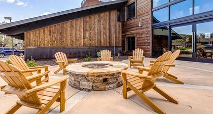 Lovely studio in the heart of town with pool/hot tub on-site, WiFi & deck