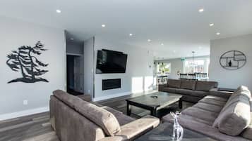 Cabaña de lujo, varias habitaciones, no fumadores, vistas a la montaña | Zona de estar | Smart TV de 43 pulgadas con canales por cable, una televisión