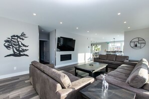 Cabana superluxo, vários quartos, para não fumantes, vista para a montanha | Área de estar | Smart TV 43 polegadas com canais a cabo, TV