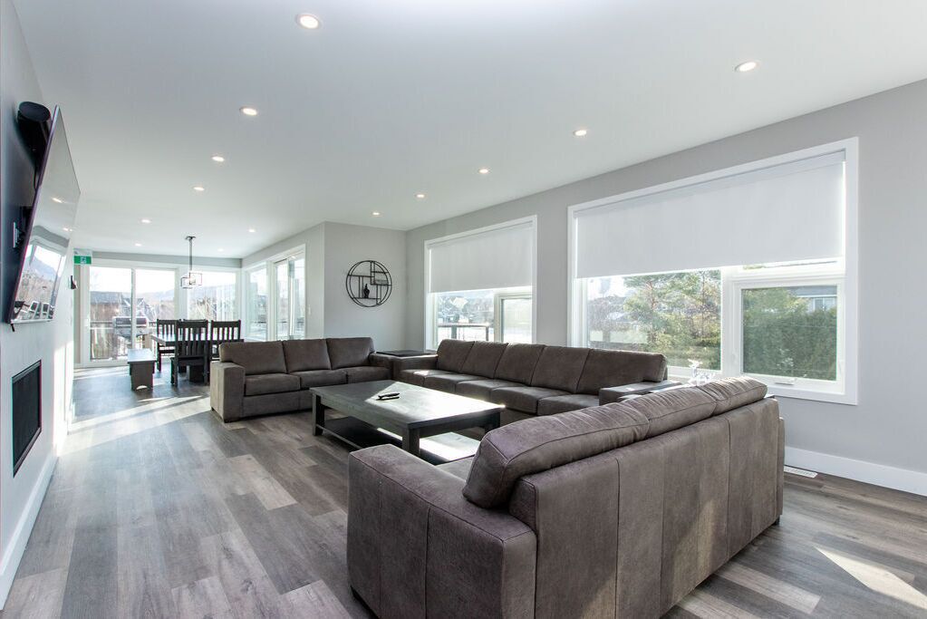 Cabaña de lujo, varias habitaciones, no fumadores, vistas a la montaña | Zona de estar | Smart TV de 43 pulgadas con canales por cable, una televisión