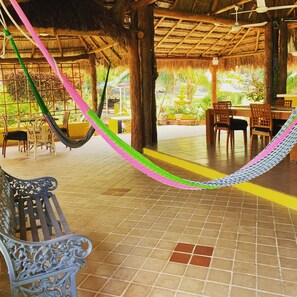 Outdoor dining - Casa Bonita: Casa de 6 Dormitorios Para 12 Personas (Isla Mujeres)