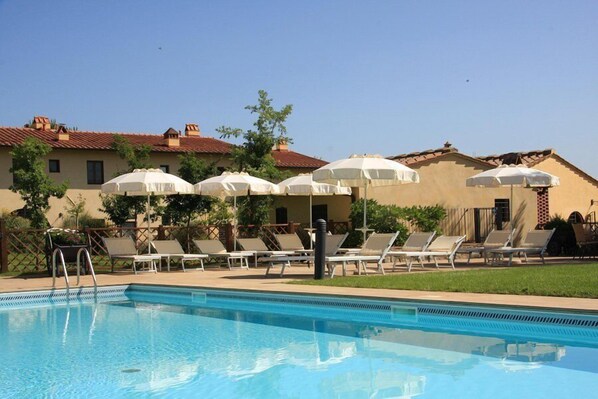 En säsongsöppen utomhuspool