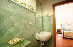 Standard dubbelrum | Badrum | Gratis toalettartiklar, hårtork, bidé och handdukar