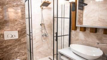 Douche, articles de toilette gratuits, sèche-cheveux, chaussons