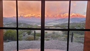 A room with a large window overlooking a mountainous landscape. - Denmoza Eco Lodge Glamping (Potrerillos)