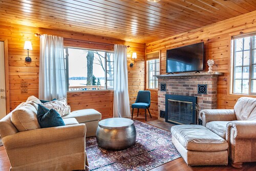 Cozy Clean Waterfront Cabin on Sugar Lake - Ice Fishing, Ski/Snowboard Nearby