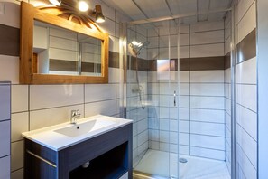 Dusche, Handtücher, Toilettenpapier