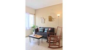 Een smart-tv, boeken en een kantoor