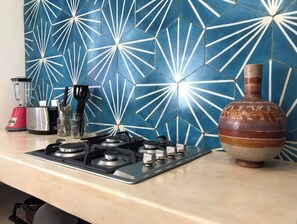 Een koelkast, een magnetron, een oven, een kookplaat