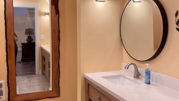 Doccia, asciugacapelli, asciugamani, sapone