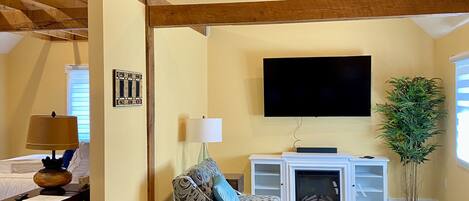 Smart-TV, Kamin, Bücher, Stereoanlage