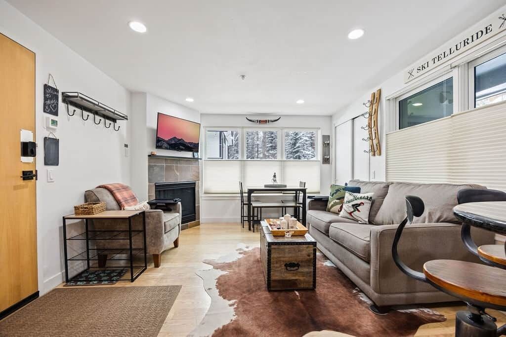 Televisie, een open haard en boeken