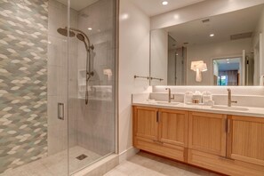 Chuveiro, produtos de toalete grátis, secador de cabelo 