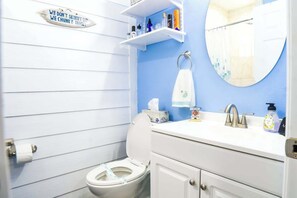 Douche, sèche-cheveux, serviettes fournies