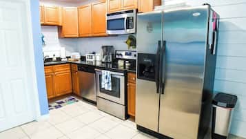 Een koelkast, een microgolfoven, een oven, een kookplaat