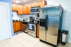 Kylskåp, mikrovågsugn, ugn och spishäll