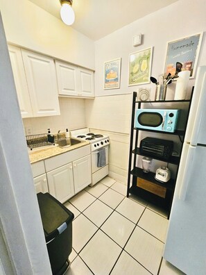 Køleskab, mikrobølgeovn, ovn, kogeplade