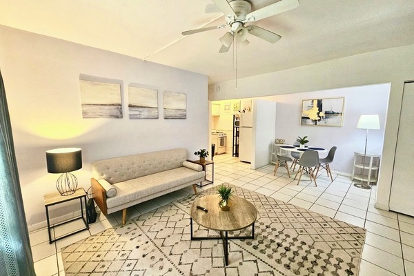 Spacious Living room with A/C and TV with ROKU: Netflix and Youtube