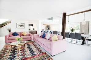 TV - The Pole Barn -Stunning High Spec Barn Conversion (Winford)