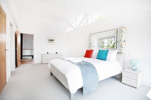 4 bedrooms, iron/ironing board, travel cot, WiFi - The Pole Barn -Stunning High Spec Barn Conversion (Winford)