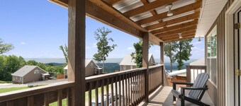 Pool Lodge with amazing views!