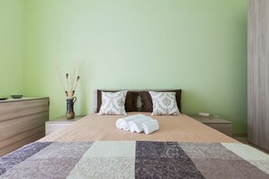 2 habitaciones y tabla de planchar con plancha 