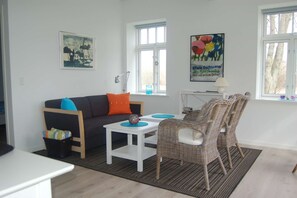 Tv, ett bordtennisbord, böcker och en stereo