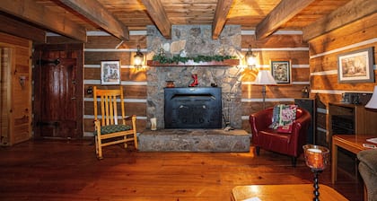 Black Bear Lodge 🪵cabin•Hot Tub•Fire Pit🔥•Large Decks•Secluded•3 bed 2 bath